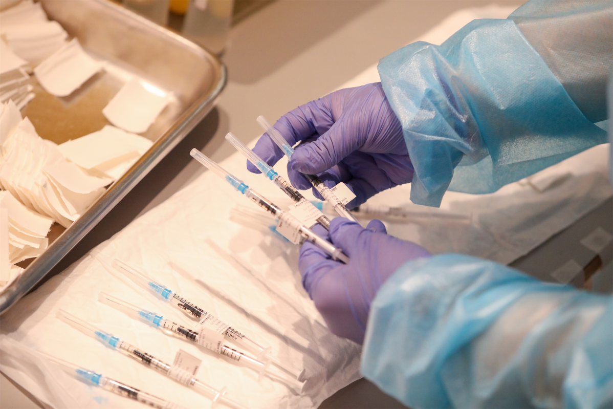 Arxiu - Un empleat sanitari sosté una de les vacunes de Pfizer contra el Covid-19