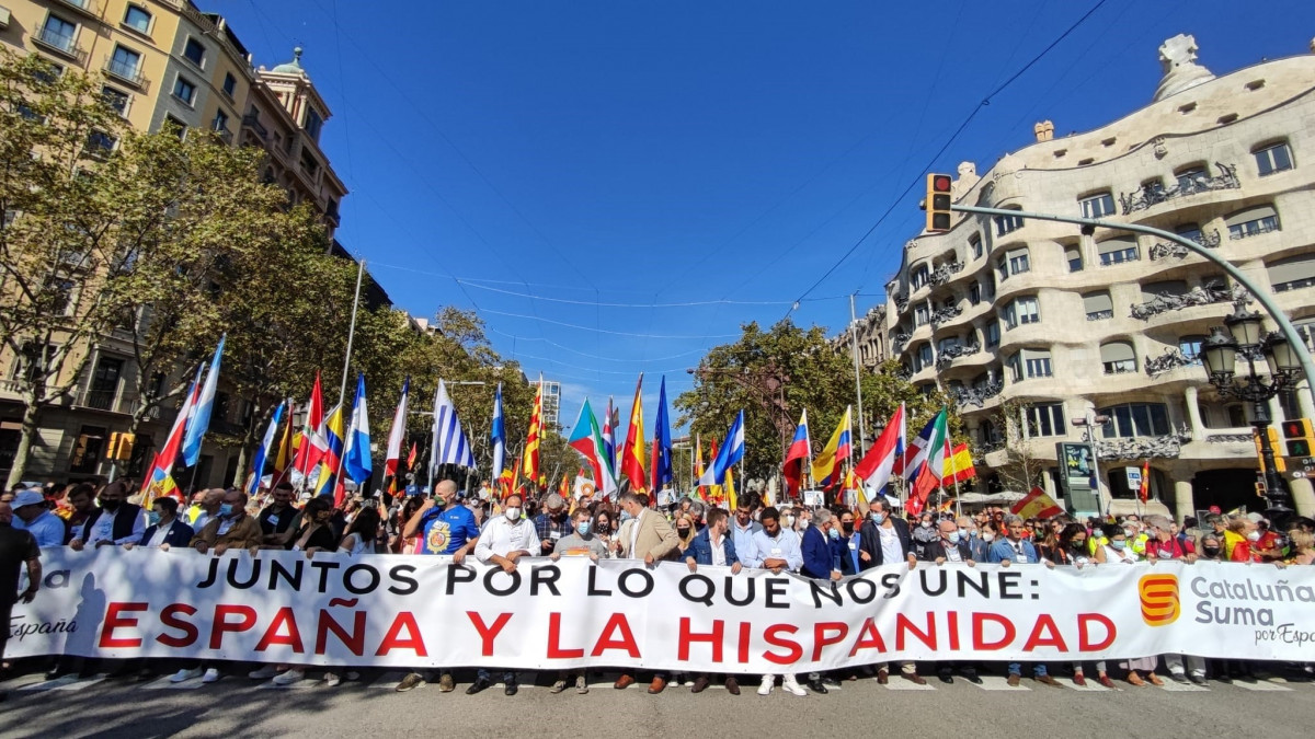 Manifestació pel Dia de la Hispanitat al passeig de Gràcia de Barcelona