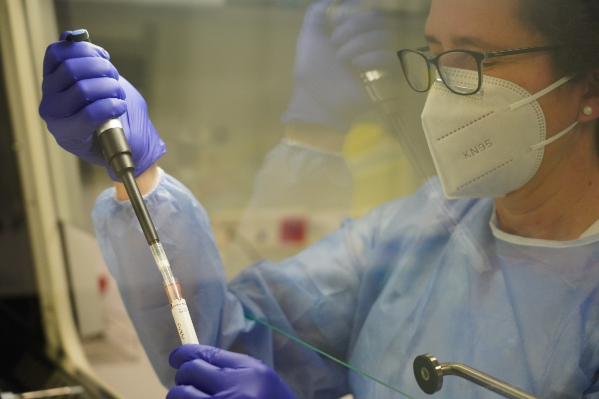 Arxiu - Una infermera durant l'assaig clínic de la vacuna alemanya Curevac en el qual participen diàriament 50 voluntaris, a l'Hospital de Cruces de Bilbao, País Basc