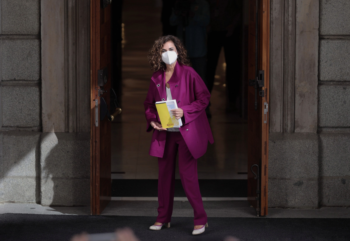 La ministra d'Hisenda i Funció Pública, María Jesús Montero, a l'arribar amb el Projecte de Llei de Pressupostos de l'Estat de 2022 al Congrés dels Diputats, a 13 d'octubre de 2021, a Madrid, (Espanya). Després de la presentació de el Projecte de Llei