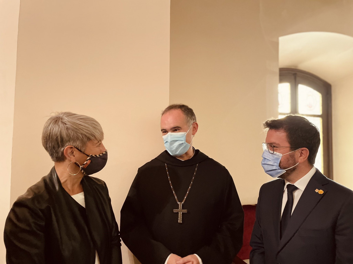 La consellera de Justicia, Lourdes Ciuró, el abad del Monasterio de Santa Maria de Montserrat, Manel Gasch, y el presidente de la Generalitat, Pere Aragonès