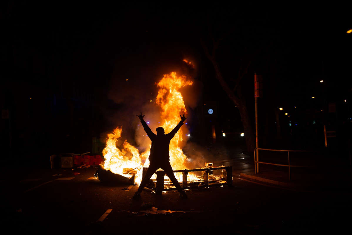 Archivo - Altercados en la manifestación en apoyo al rapero Pablo Hasél, en una imagen de archivo