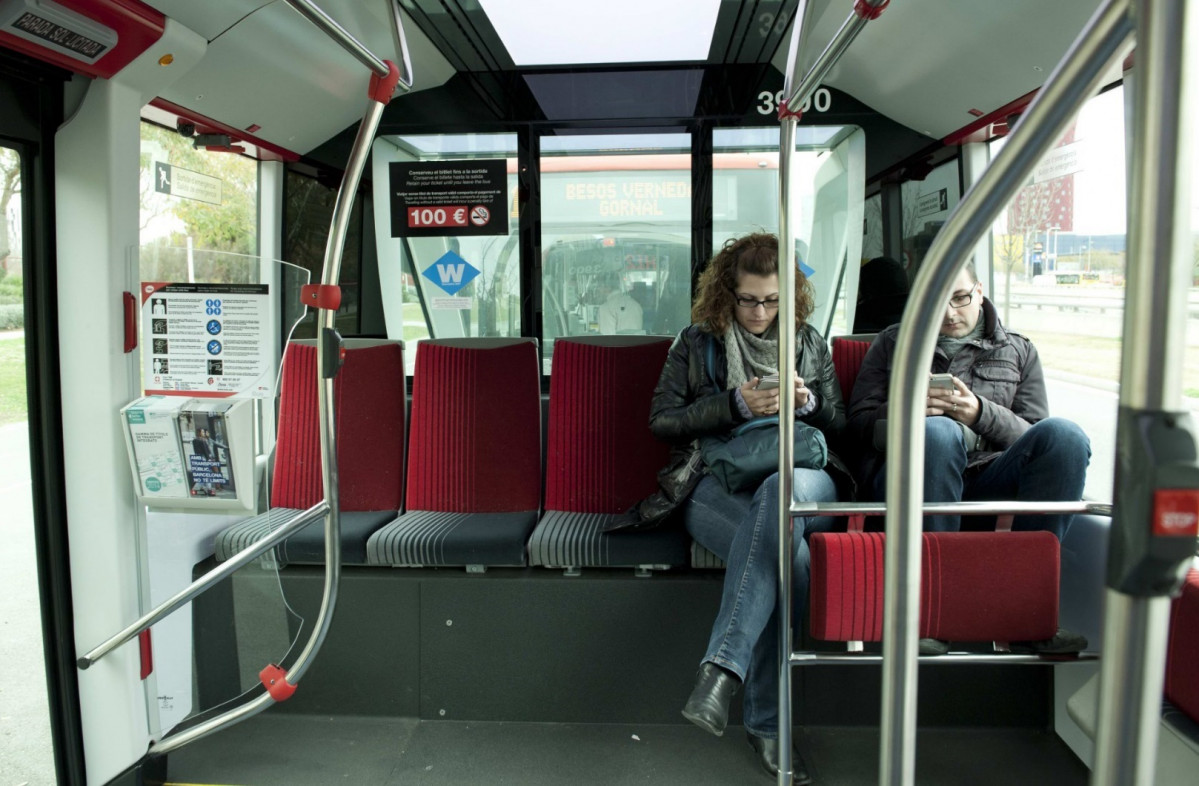 Archivo - Interior d'un bus de TMB a Barcelona (ARCHIVO)