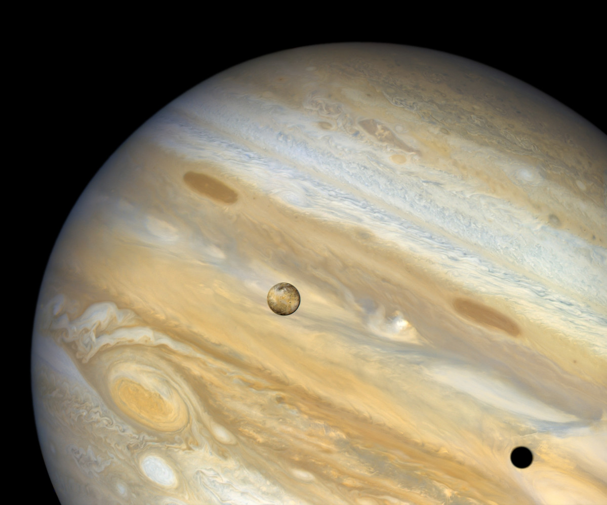 Imatge de Io passant davant de Júpiter, presa per la nau espacial Voyager 1 el 1979.