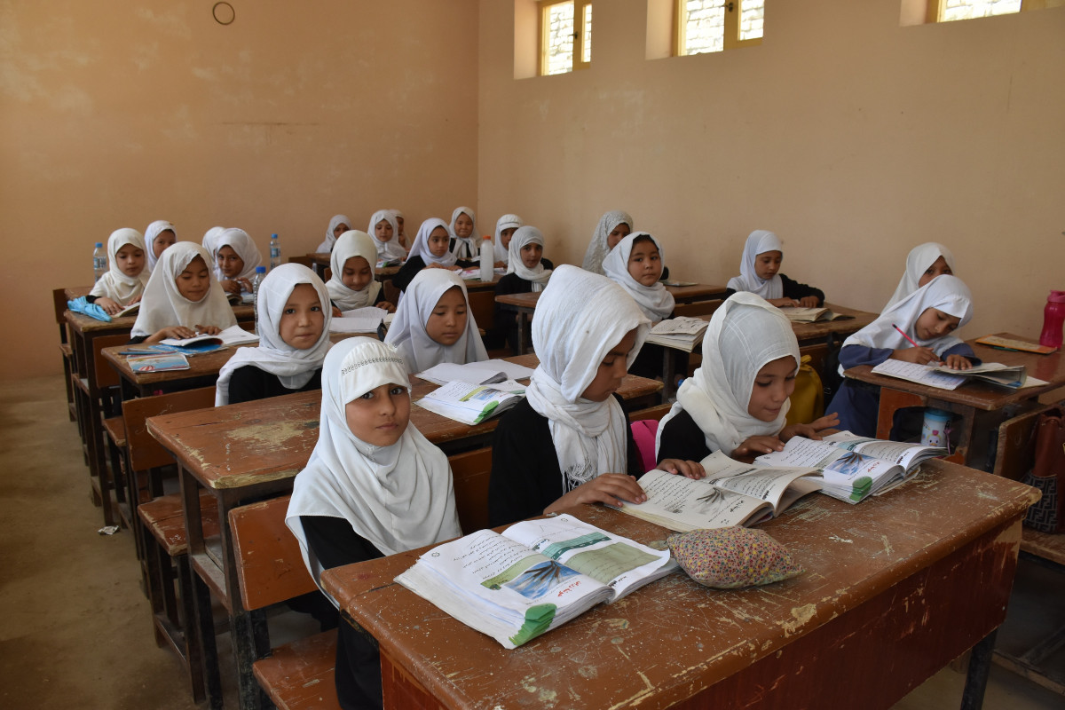 Nenes afganesos en una classe a la província de Balkh, a l'Afganistan