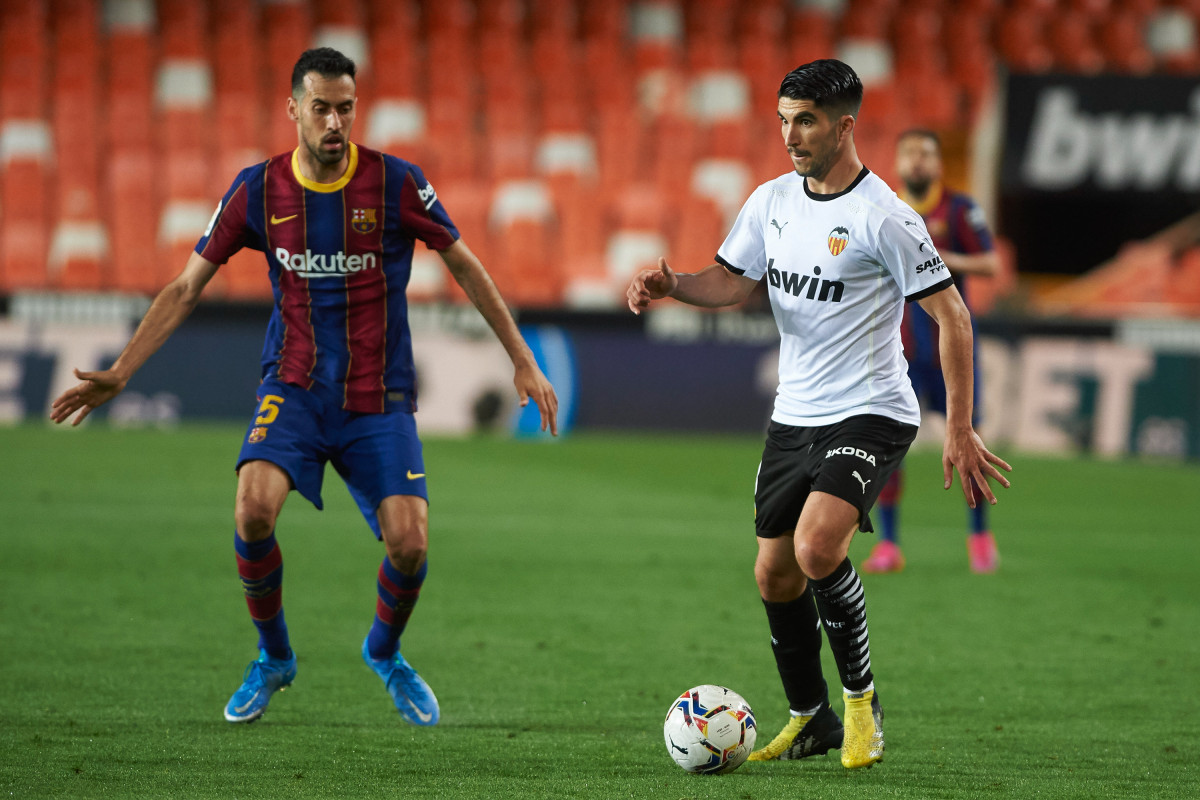 Arxiu - Carlos Soler i Sergio Busquets al València-FC Barcelona de la temporada passada