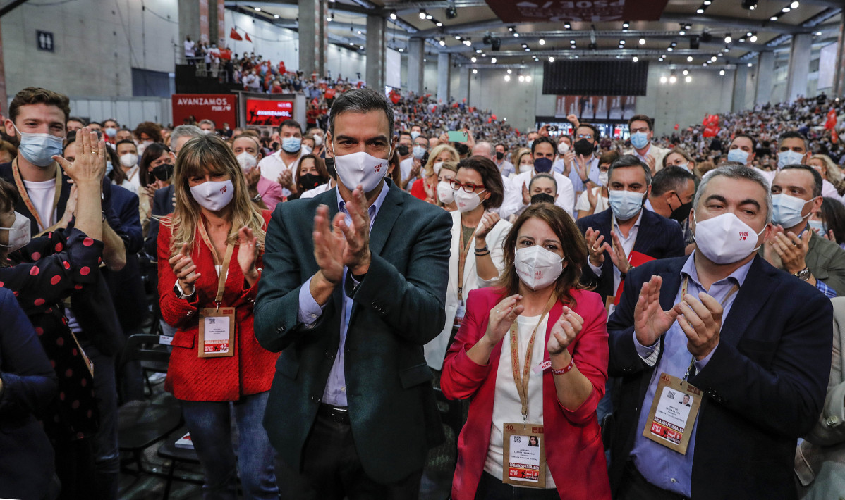 (I-D) La presidenta de l'PSOE, Cristina Narbona; l'esposa de Pedro Sánchez, Begoña Gómez; el president de Govern i secretari general de PSOE, Pedro Sánchez; la nova vicesecretària general d'el partit, Adriana Lastra, i el nou secretari d 'Organització