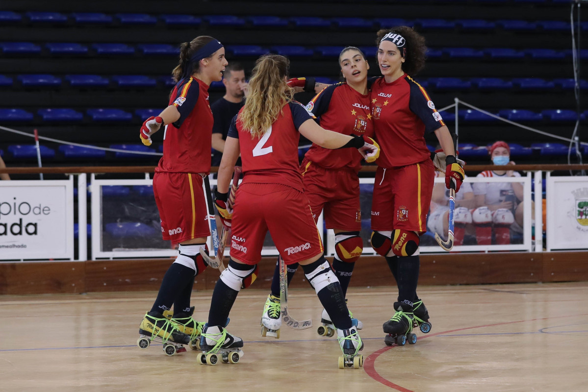 La selecció espanyola femenina d'hoquei patins celebra un dels seus gols en el triomf davant França (8-0) en el Campionat d'Europa 2021