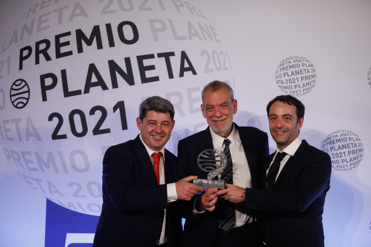 La esritora Carmen Mola, pseudònim dels escriptors Jorge Díaz, Agustín Martínez i Antonio Mercero