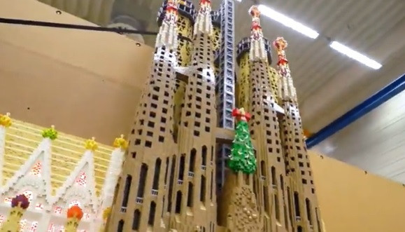 La Sagrada Família construïda amb figures de Lego