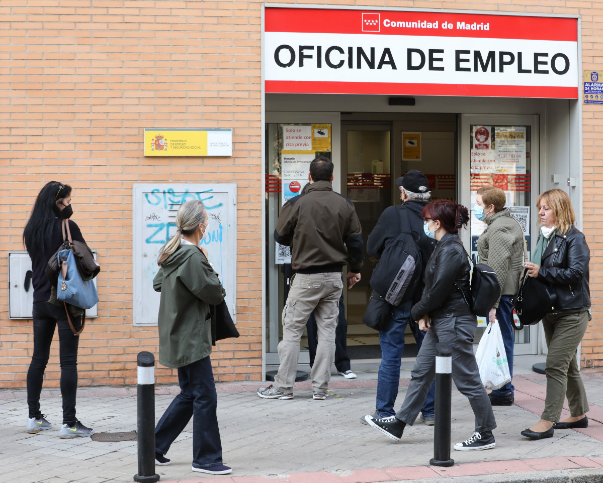 Diverses persones a la porta d'una Oficina de Servei Públic d'Ocupació Estatal (SEPE)