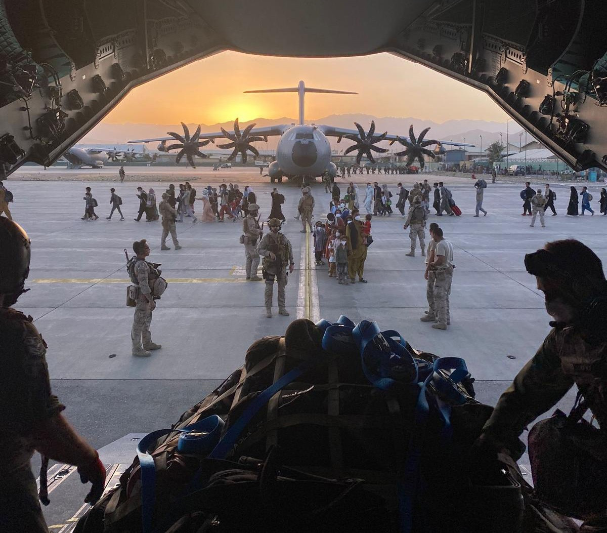Un avió A400M de Defensa realitzant l'evacuació d'afganesos a Kabul
