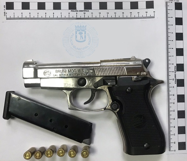 Intercepten a un noi de 17 anys amb una pistola de 9 mil·límetres carregada