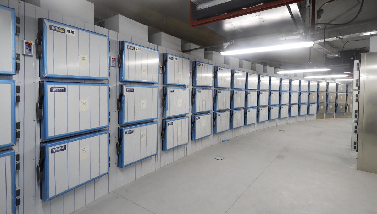 Cambres funeràries a l'edifici conegut com El Dónut, posat a disposició de les autoritats sanitàries per la Comunitat de Madrid com a nova morgue provisional a les instal·lacions de la Ciud