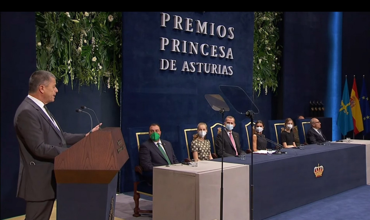 El guardonat amb el Premi Princesa d'Astúries de les Lletres, Emmanuel Carrère, pronuncia el seu discurs en la cerimònia de lliurament dels Premis.