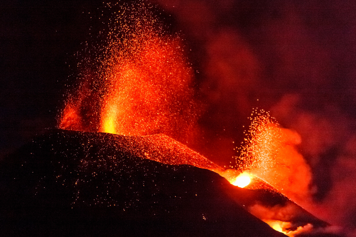 Lava i piroclasts emesos pel volcà de Cimera Vella, a 20 d'octubre de 2021, a La Palma
