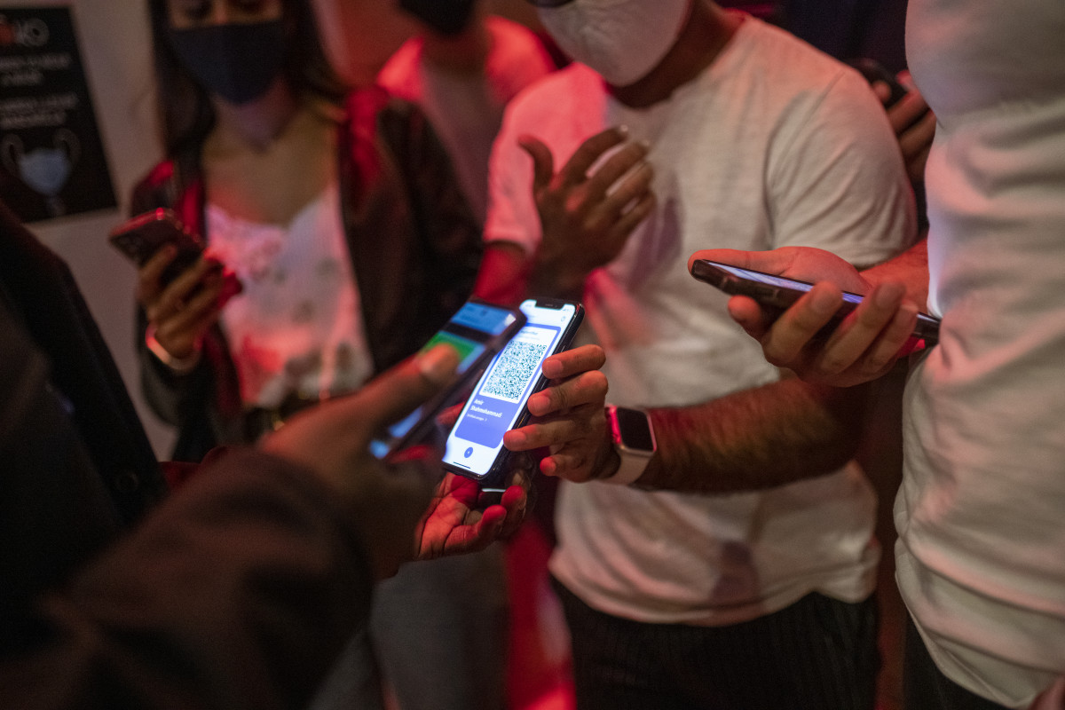 EuropaPress 3990481 persona mostra codi qr entrar local oci nocturn mateixa nit entra