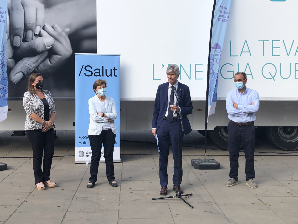 La directora de Salut, Seguretat i Emergències de Seat, Patricia Such; la Secretària de Salut Pública de la Generalitat, Carmen Cabezas; el conseller de Salut, Josep Maria Argimon; i el director de l'Banc de Sang i Teixits, Simó Schwartz.