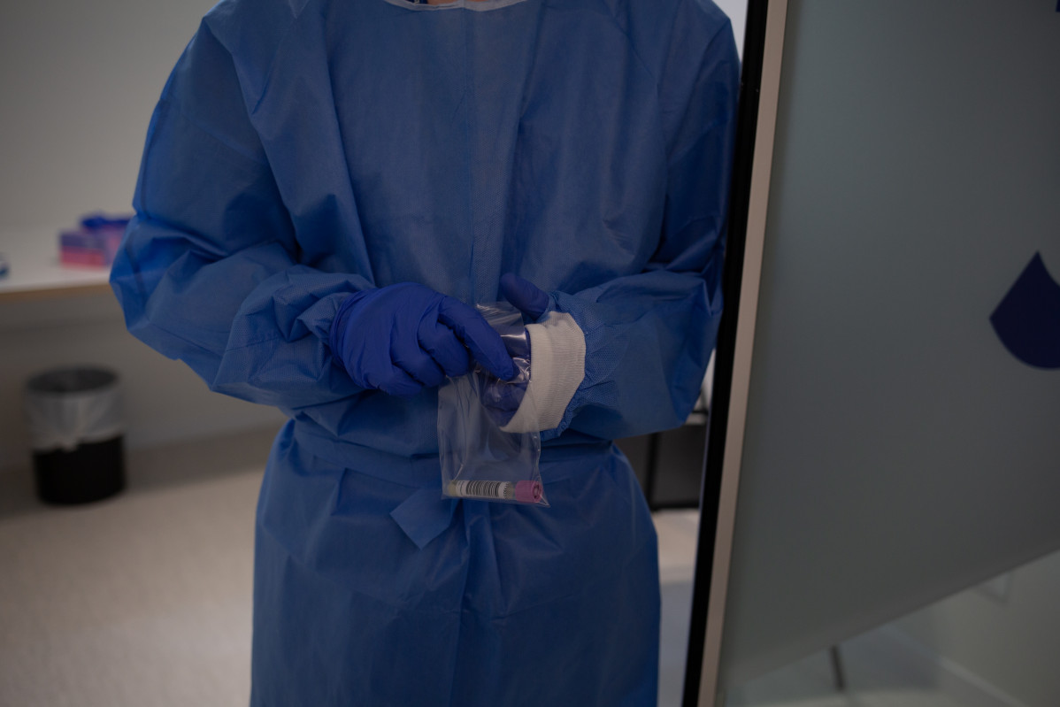 Arxiu - Una professional sanitària sosté mostres de proves PCR a l'edifici Garbí-Vall d'Hebron, a Barcelona, Catalunya (Espanya), a 16 de febrer de 2021