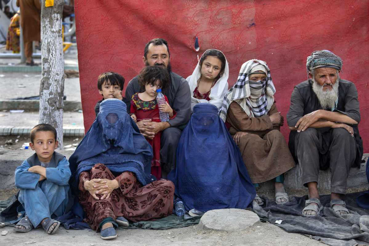 Una família afganesa espera a Kabul en espera de ser evacuada.