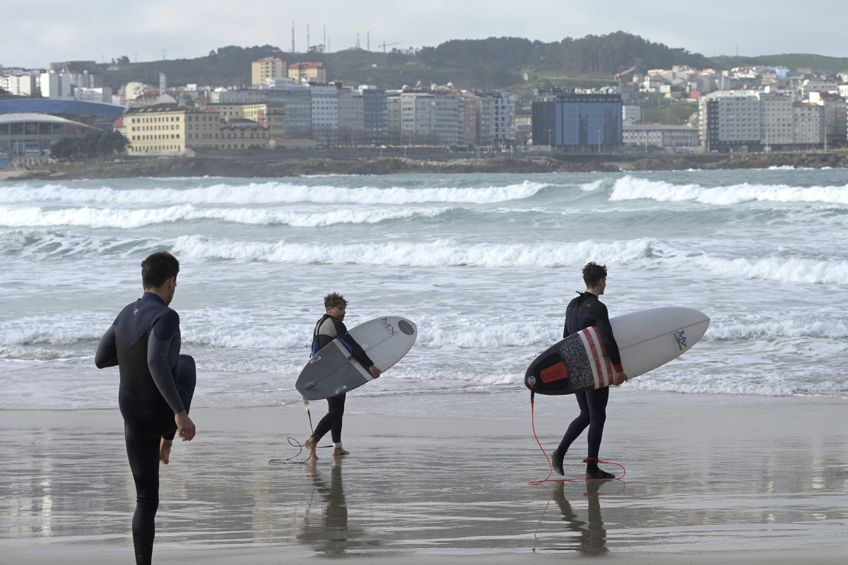 Arxiu - Diversos surfistes a la platja L'Escorxador, el mateix dia del pas de la borrasca Justine convertida en ciclogènesi explosiva a la Corunya, Galícia (Espanya), el 31 de gener de 2021. Justine va deixar ahir, 30 de gener ratxes superiors als 120 quilòmetre