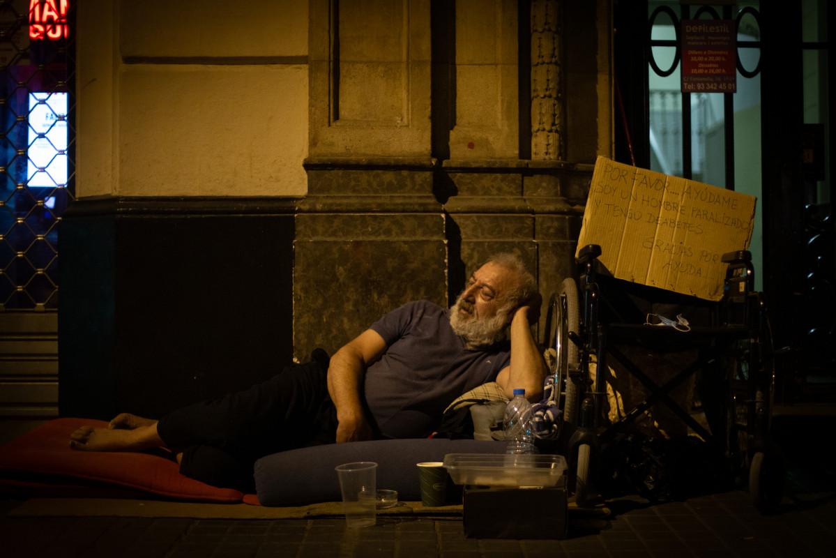 Arxiu - Un home sense llar dormint al carrer a Barcelona.