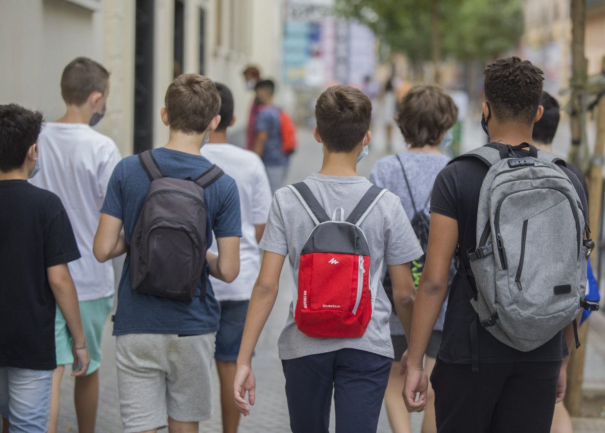 Archivo - Alumnos de un instituto de Sevilla, en el primer día del comienzo de las clases de Secundaria y Bachillerato en septiembre de 2020