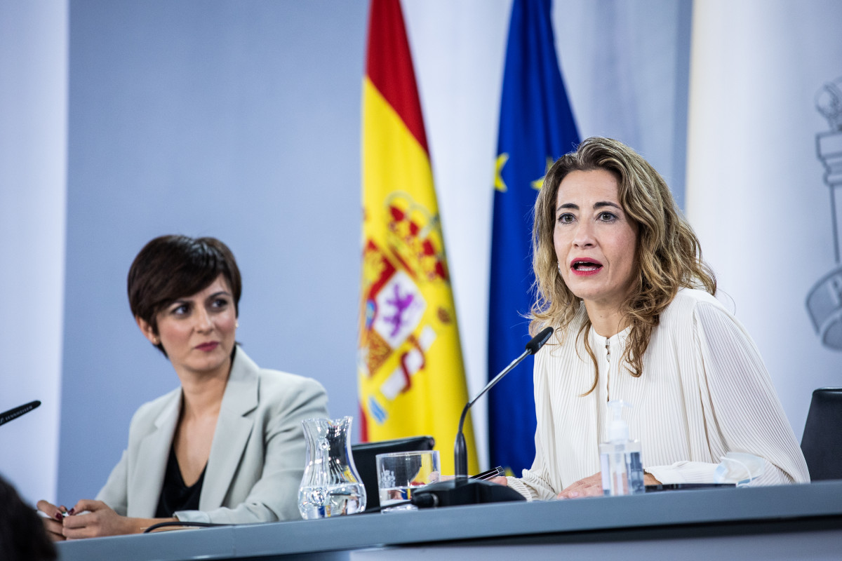 La ministra Portaveu i de Política Territorial, Isabel Rodríguez (i) i la ministra de Transports, Mobilitat i Agenda Urbana, Raquel Sánchez (d), compareixen després de la reunió del Consell de Ministres a Moncloa, el 26 d'octubre del 2021, a Madrid (Espanya).