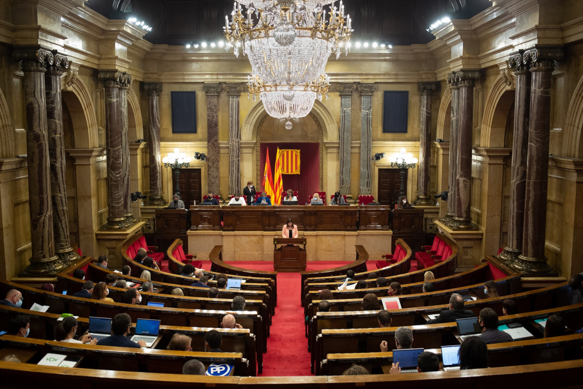 Imagen de archivo - Sesión de control al Govern, en el Parlament, a 20 de octubre de 2021, en Barcelona, Catalunya (España).