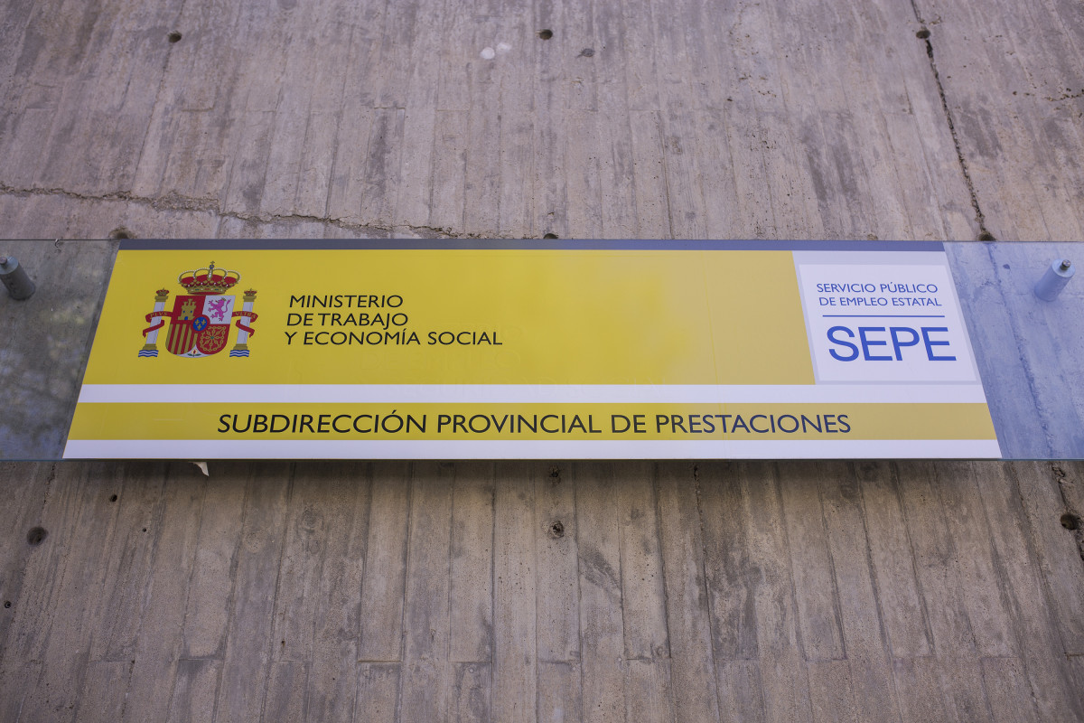 Arxiu - Cartell d'una oficina del SEPE el dia en què s'han conegut les dades d'atur del març, el 6 d'abril del 2021, a Madrid (Espanya). El nombre d'aturats registrats a les oficines de l