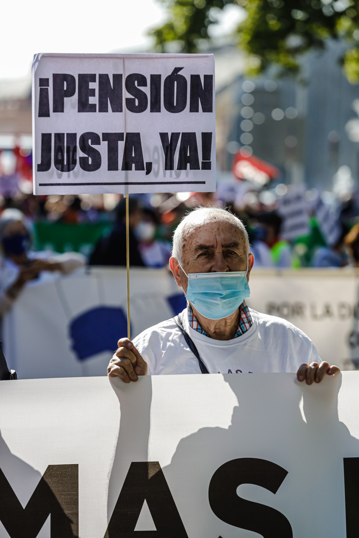 Arxiu - Un pensionista en una manifestació per demanar pensions justes