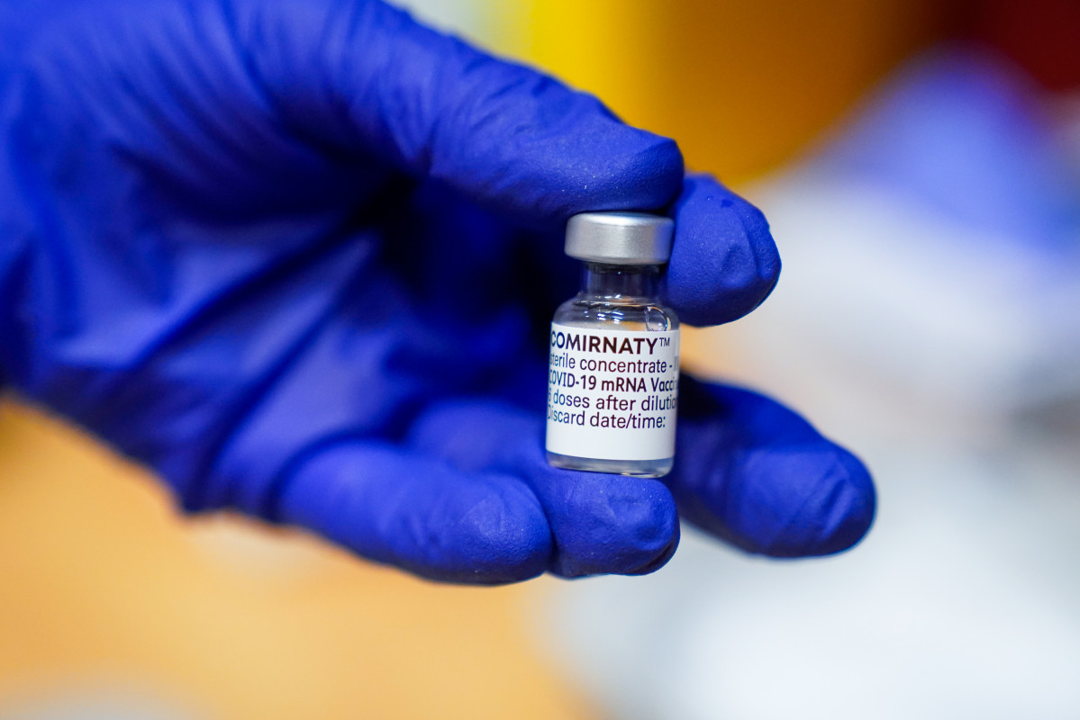 Arxiu - Un empleat sanitari mostra una dosi de la vacuna de Pfizer-BioNTech contra el Covid-19