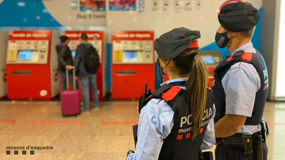 Dos agents dels Mossos d'Esquadra vigilin en una estació de metro de Barcelona.