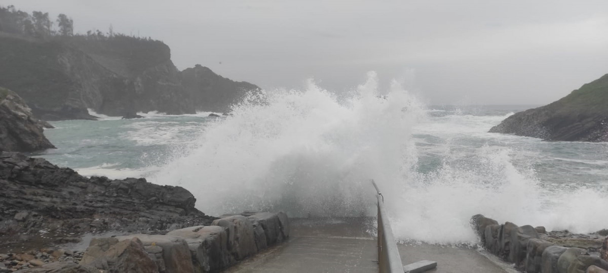 Arxiu - Temporal de fort onatge, onades a la platja de Pormenande, al consell del Franco, a l'occident asturià.