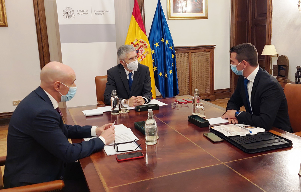 El ministre de l'Interior, Fernando Grande-Marlaska, al centre de la imatge durant la reunió amb JUPOL