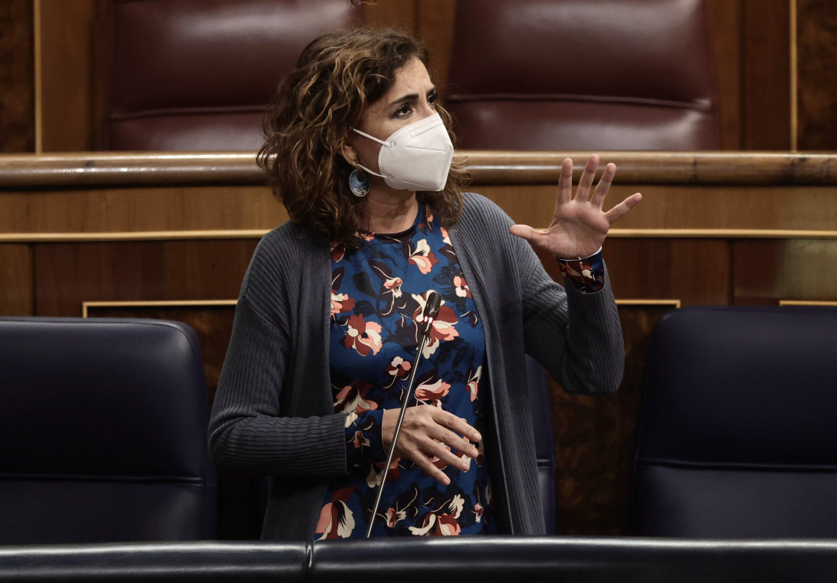 La ministra d'Hisenda, María Jesús Montero, intervé en una sessió de control al Congrés dels Diputats, el 10 de novembre del 2021, a Madrid, (Espanya).
