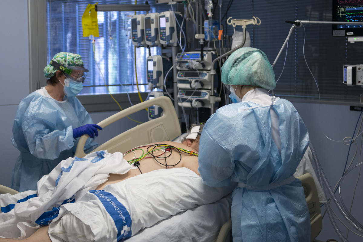 Arxiu - Personal sanitari atenent un pacient ingressat a la Unitat de Cures Intensives (UCI) per a malalts de coronavirus de l'Hospital Universitari Dr. Josep Trueta de Girona, Catalunya (Espanya), a 21 de desembre de 2020.
