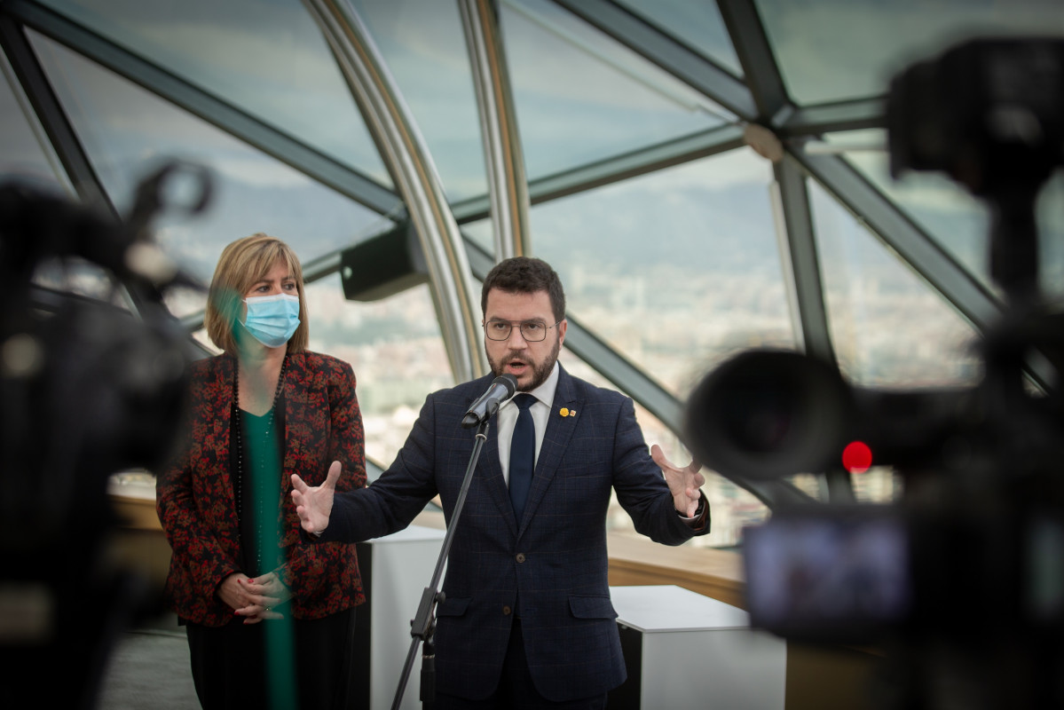 El presidente de la Generalitat, Pere Aragonès, junto a la alcaldesa de L'Hospitalet de Llobregat, Núria Marín.