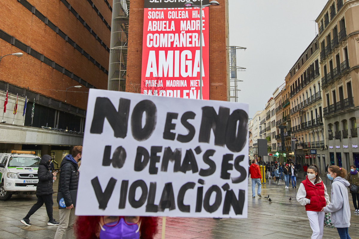 Arxiu - Una dona sosté una pancarta on es llegeix