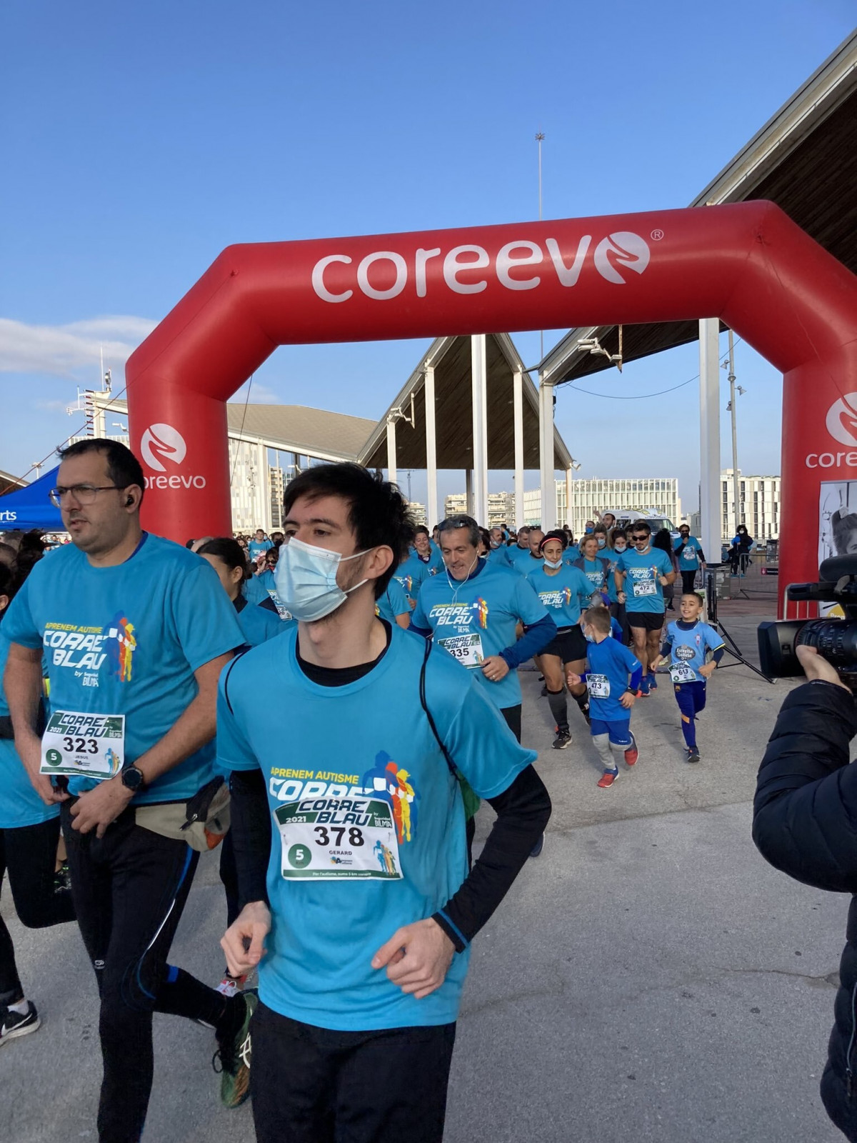 Participants de 'Correblau', una carrera solidària per la inclusió escolar d'alumnes autistes