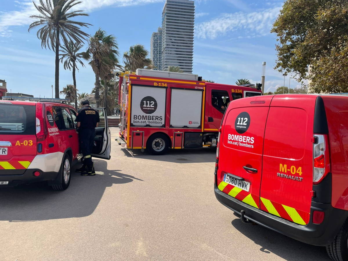 Bombers de Barcelona retirant-se de la zona on buscaven la dona desapareguda des de dimecres