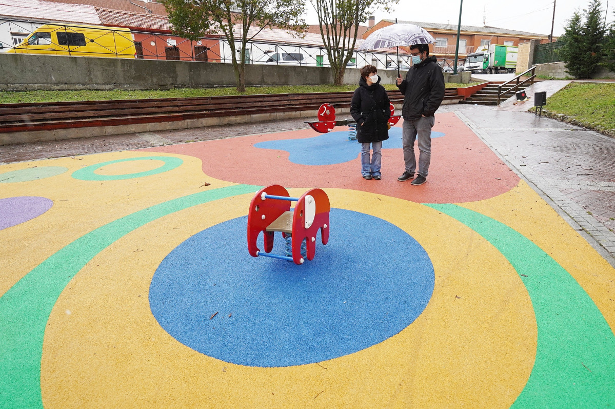 La regidora de Medi Ambient i Desenvolupament Sostenible, María Sánchez i el regidor de Participació Ciutadana i Esports, Alberto Bustos visiten un parc infantil a La Overuela.