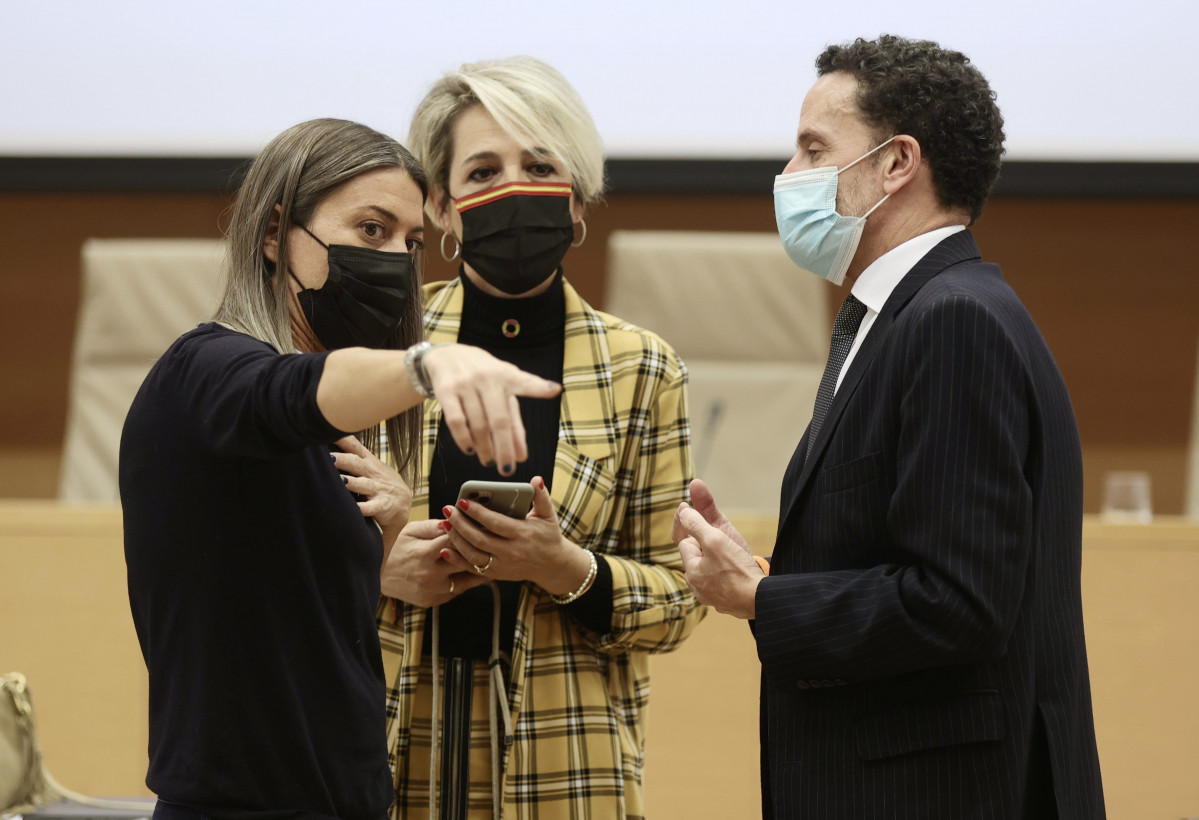 La portaveu de Junts al Congrés, Miriam Nogueras (i), i el vicesecretari general de Ciutadans (Cs), Edmundo Bal, conversen en una Comissió de Pressupostos del Congrés