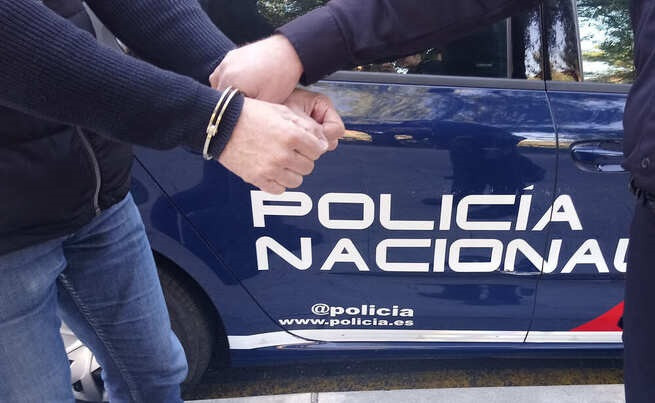 Un detingut surt d?un vehicle de la Policia Nacional.