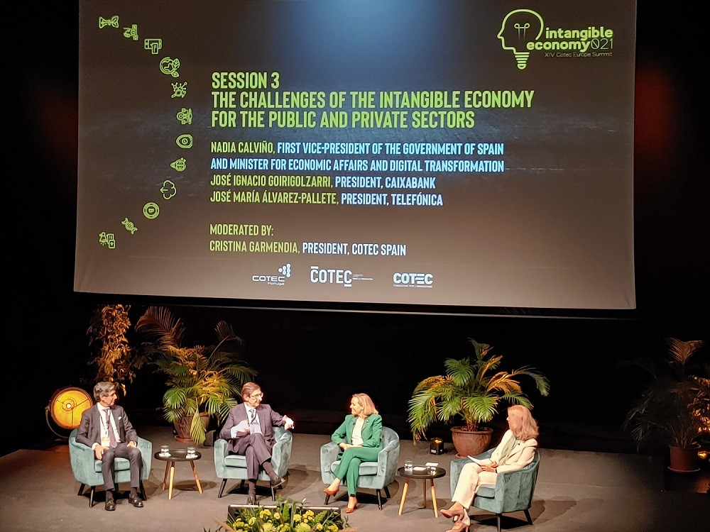 El presidente de CaixaBank, José Ignacio Goirigolzarri, junto a la vicepresidenta primera y ministra de Asuntos Económicos y Transformación Digital, Nadia Calviño, y el presidente de Teléfonica, José María Álvarez-Pallete