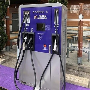 Endesa X i McDonald's inauguren punts de recàrrega per a cotxes elèctrics a quatre restaurants