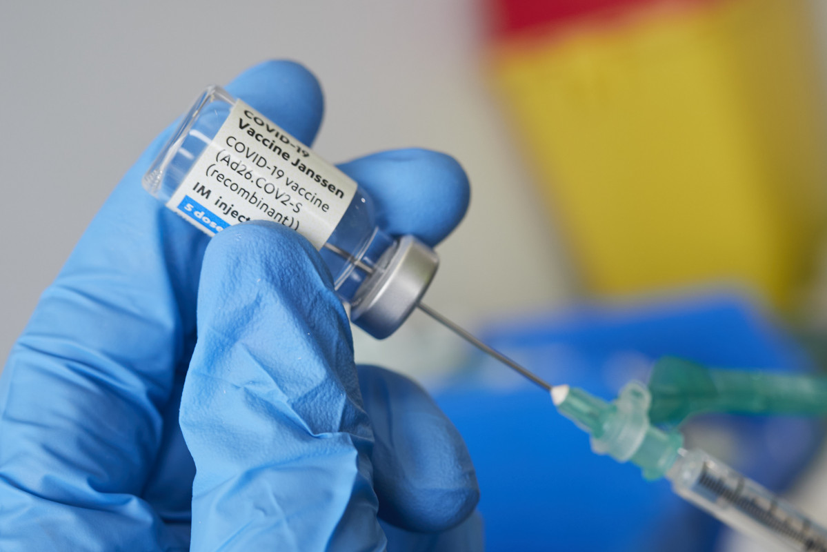 Arxiu - Una professional sanitària sosté un vial amb la vacuna de Janssen