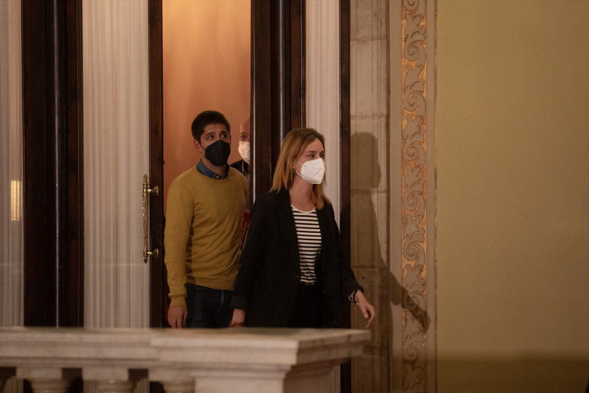 La líder de En Comú Podem en el Parlament, Jessica Albiach (1d), y el diputado David Cid (2d) a su salida de una reunión con el presidente de la Generalitat para abordar la tramitación de los Presupuestos de la Generalitat de 2022, en el Parlament de Cata