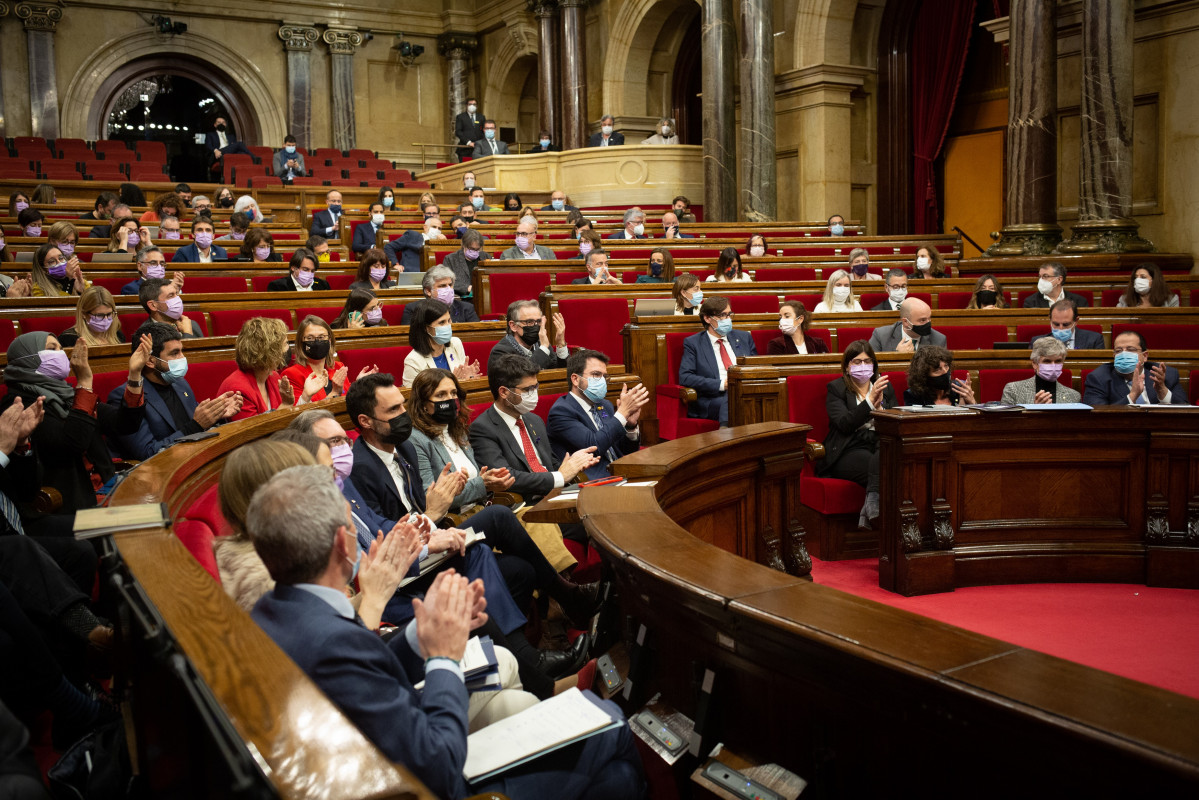 Los miembros del Govern aplauden después de que el Parlament haya tramitado los Presupuestos de la Generalitat de 2022.