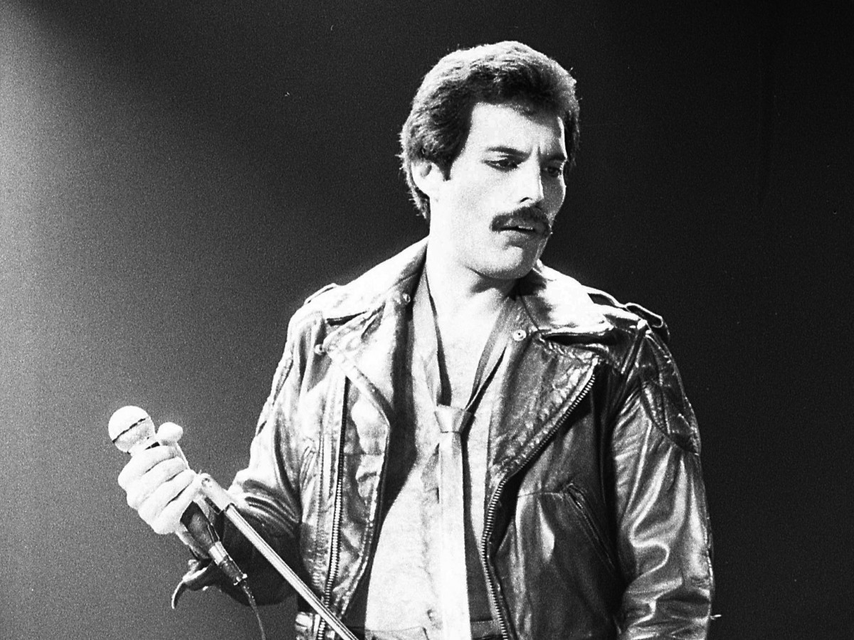 Freddie Mercury of British rock band Queen performing al CNE Grandstand in Toronto